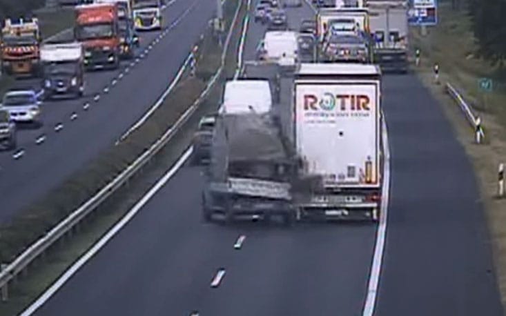 Fékezés nélkül érte utol az álló kamionsort egy kisteherautó a M1-esen – videó