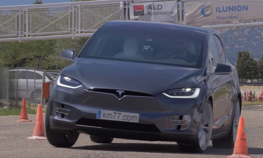 Jávorszarvasteszt: a Tesla röhögve teljesíti, a Toyota majdnem felborul