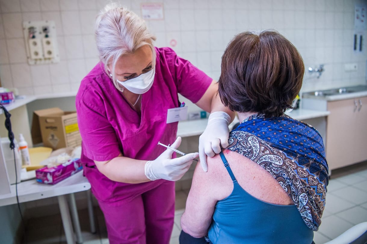 Késve érkezik nyolc uniós országba a koronavírus elleni vakcina
