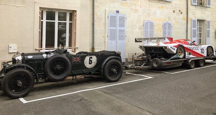 Ehhez is angolnak kell lenni: egy 90 éves Bentley vontat egy Porschét