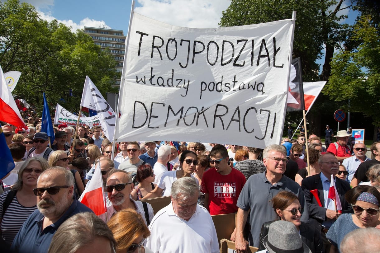 Egymástól kapkodja el az öteleteket a magyar és a lengyel kormány