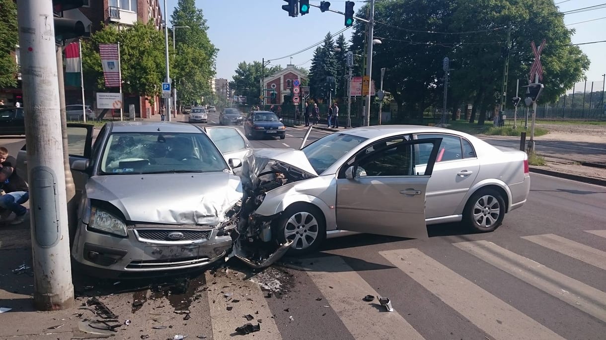 Fotó: Kisgyerekes autó csattant a Szépvölgyi útnál
