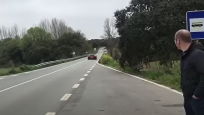Ilyen, amikor a buszmegállónál 300 körüli tempóval száguld el egy Bugatti – videó