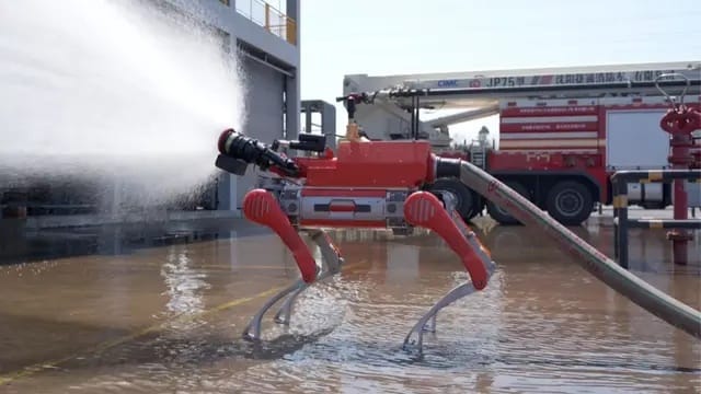 60 méterre lövi a vizet az új kínai tűzoltó robotkutya – videó