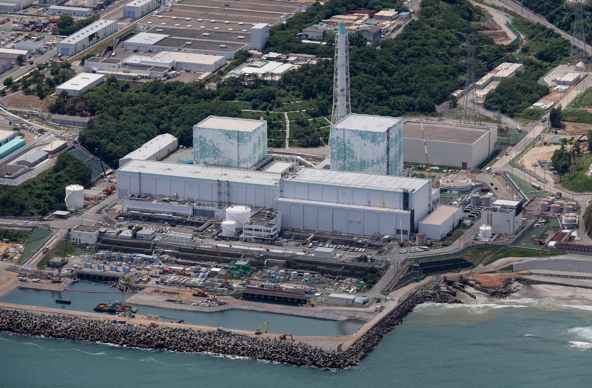 A fukusimai atomreaktor mellől visznek földet a japán miniszterelnöki hivatalba
