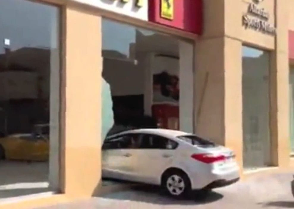 Autóval rontott be a részeg sofőr egy Ferrari-szalonba - videó