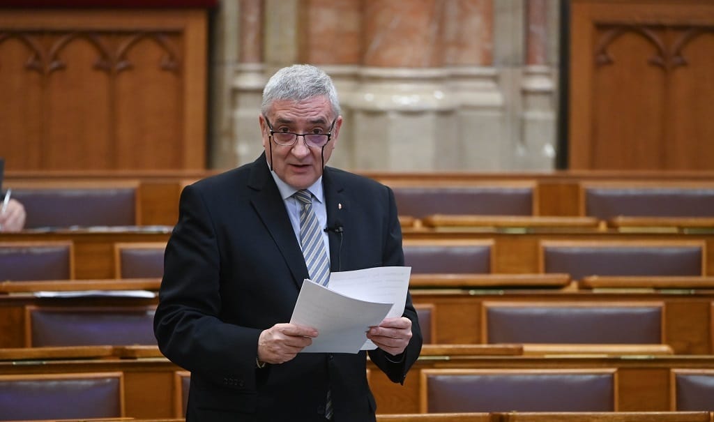 Galamblelkű emberből véresszájú képviselő – kicsoda Halász János, az „átláthatósági” törvény állítólagos szellemi atyja?