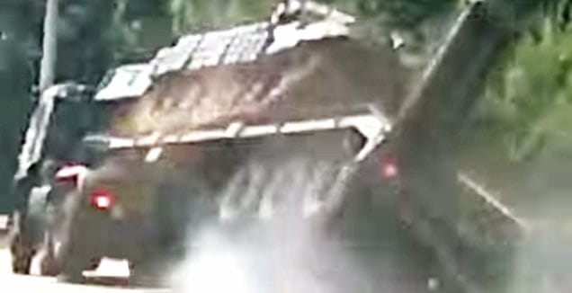 Videó: Így kell felborítani egy harci tankot szállító teherautót