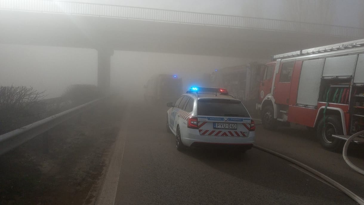 Teljes útzár volt vasárnap reggel az M5-ösön, mert két autó összeütközött Csengelénél