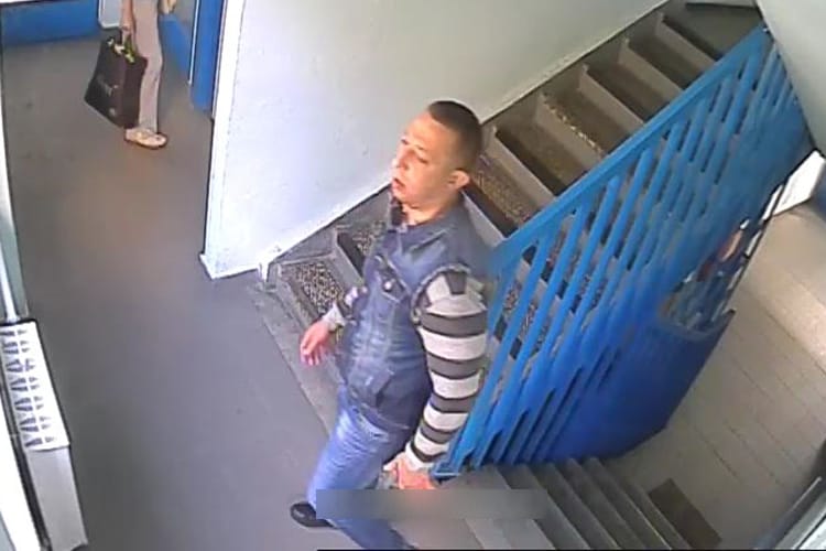 A liftbe lépve tépte ki a nyakláncot egy nő nyakából – ezt a férfit keresik