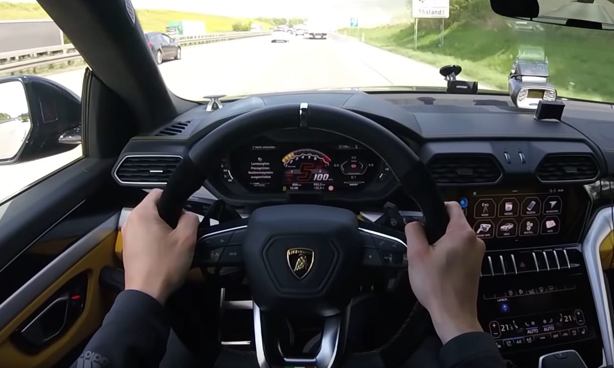 Nem kér elnézést: autópályán száguld a 960 lovas Lamborghini SUV – videó