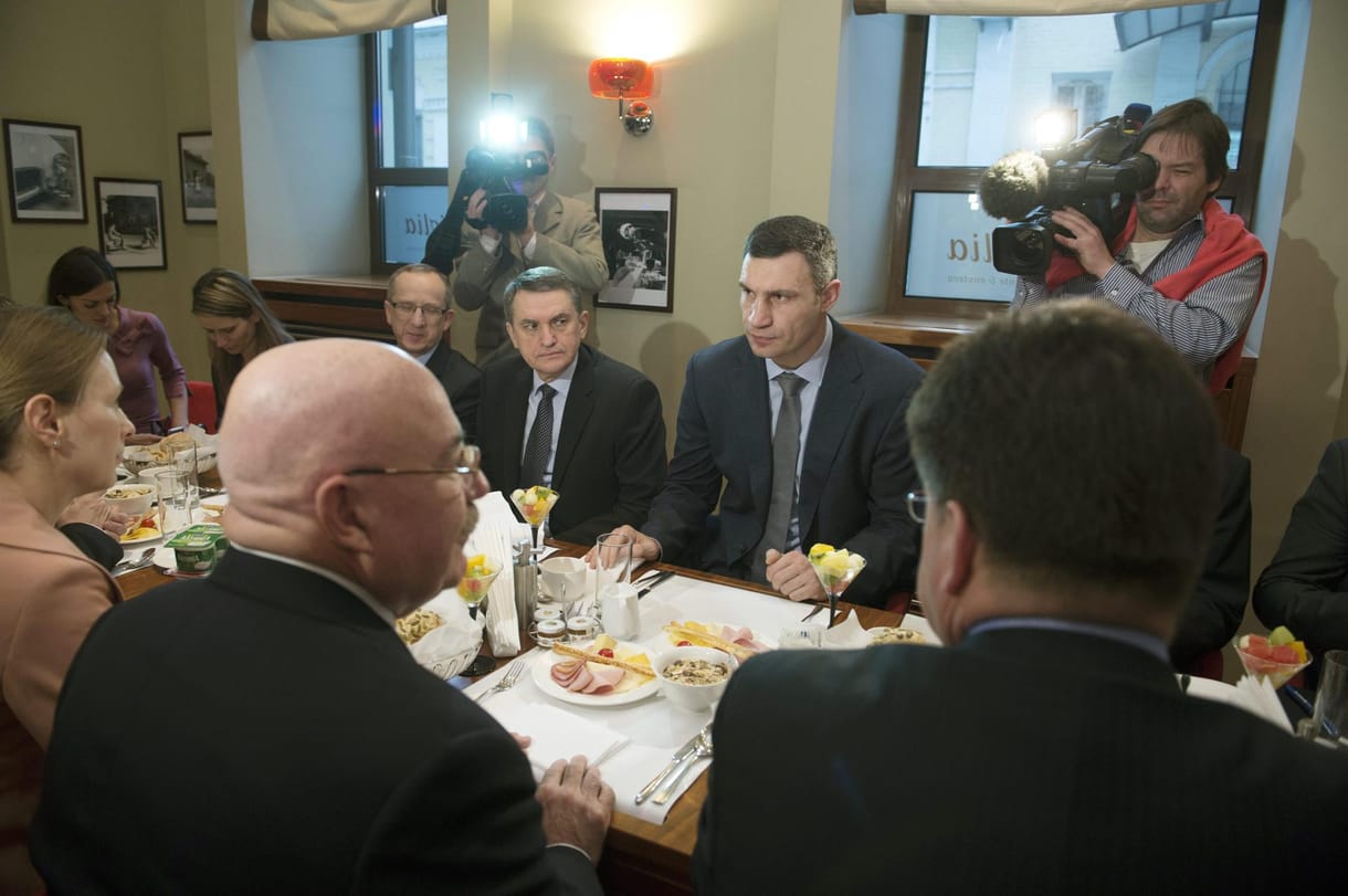 Klicskóval reggelizett Martonyi – fotó