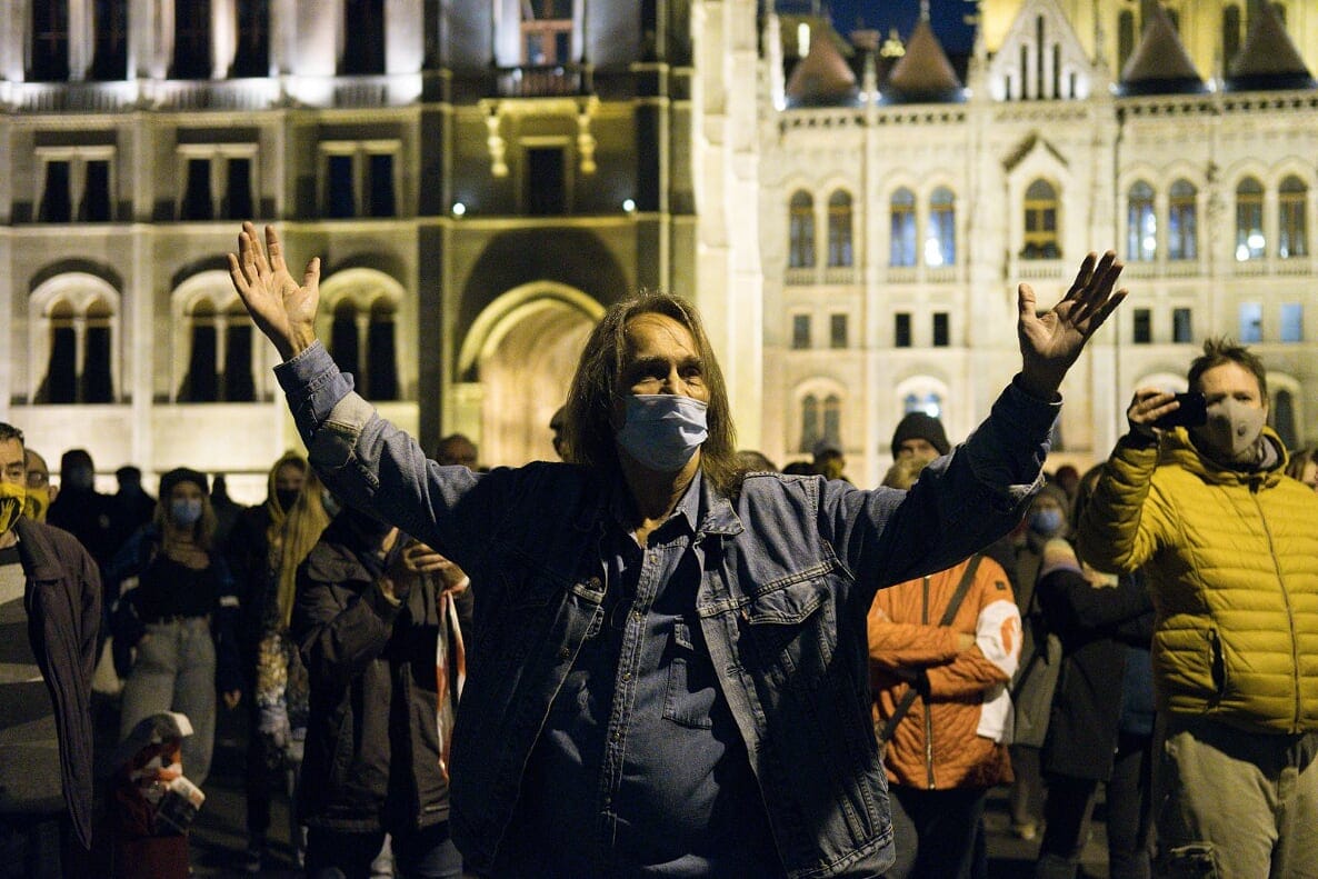 A Kossuth téren tüntettek az SZFE szabadságáért