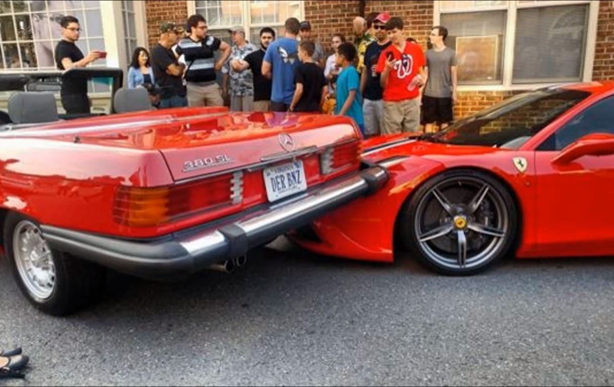 Nem sikerült a parkolás, egy Ferrari 458 itta meg a levét – videó