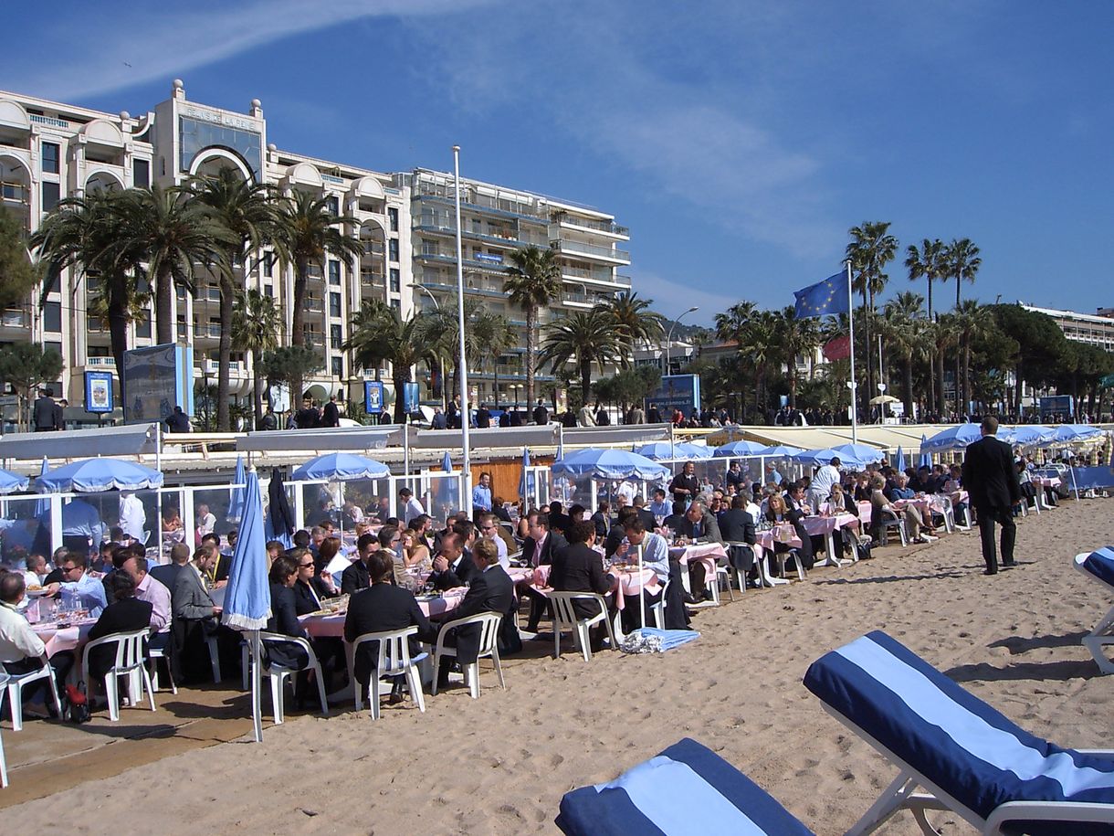 Luxus yachtok, luxus nők: magyar milliárdosok Cannes-ban