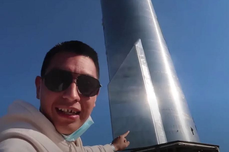 Egy őrült youtuber bemászott Elon Musk több emelet magas rakétájához, és videózott is
