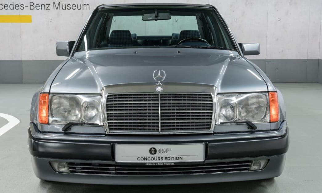 Boldog 90-es évek: időutazásra hív ez az újszerű állapotú, eladó Mercedes 500 E