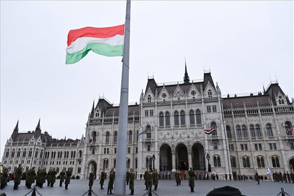 Orbán Kiskőrösön Petőfi-ódát mondott, Gyurcsány dölyfös urazott, Karácsony ezrek előtt beszélt velünk élő köztársaságról