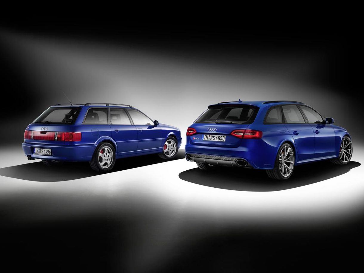 Egy régies, nagymotoros autóval tiszteleg első RS-modelljének az Audi
