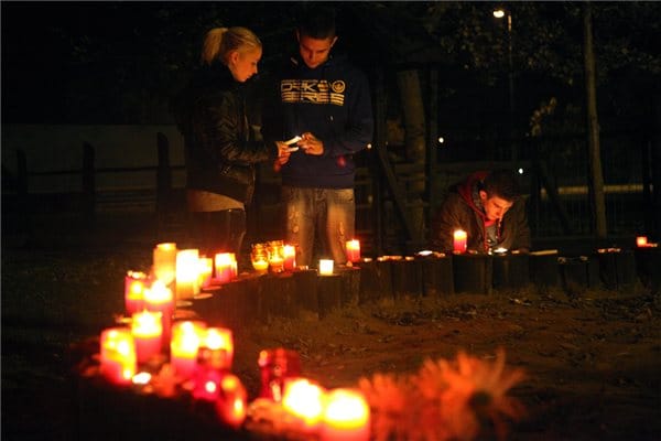 Még égnek a gyertyák a meggyilkolt 11 éves fiú emlékére