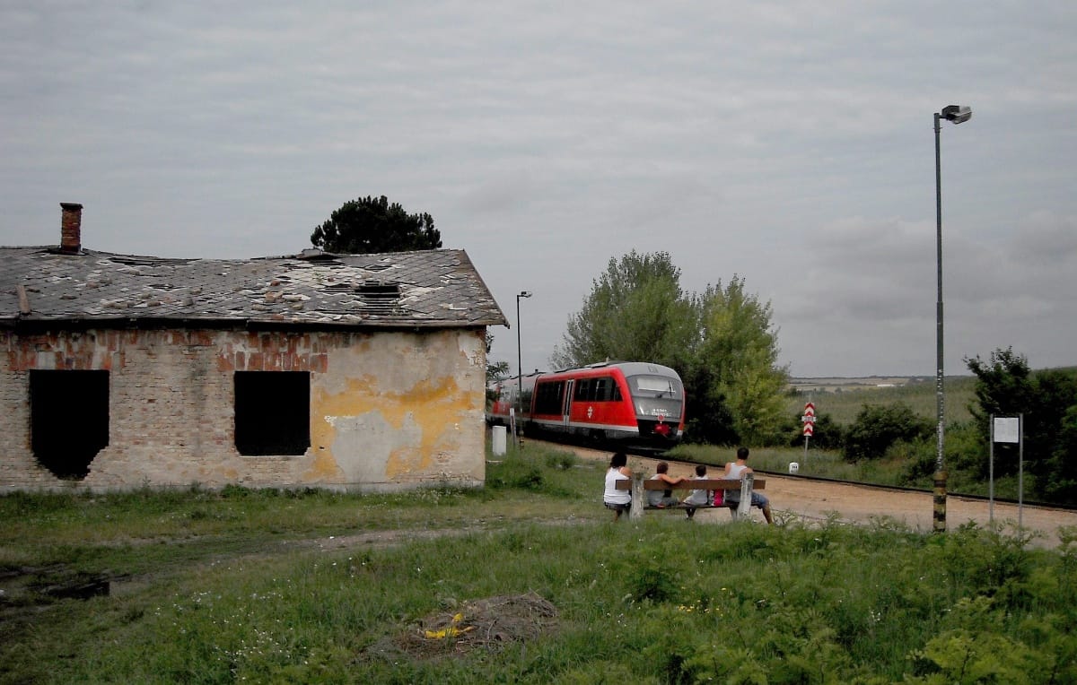 Még mindig csak nézegetni lehet a hírhedt balatonfőkajári vasútállomást