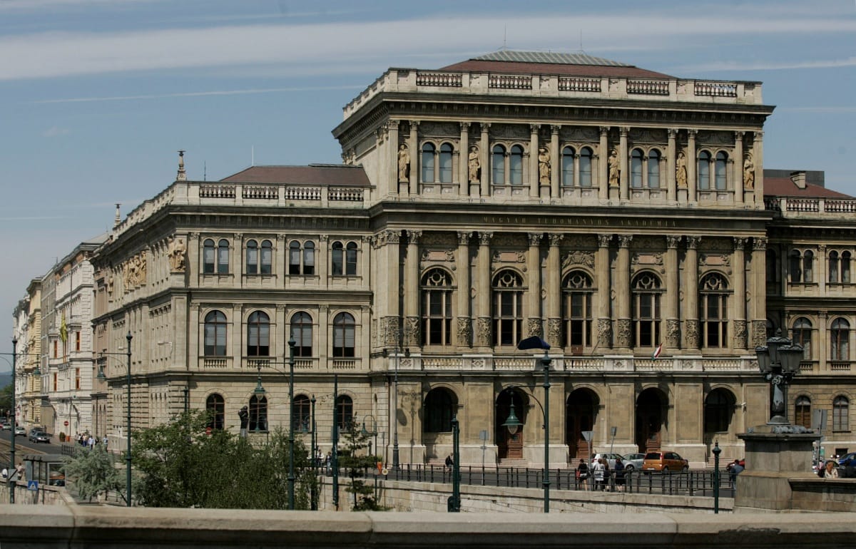 Bérfeszültség az Akadémián: csak külföldieknek jár a 2,5 milliós juttatás