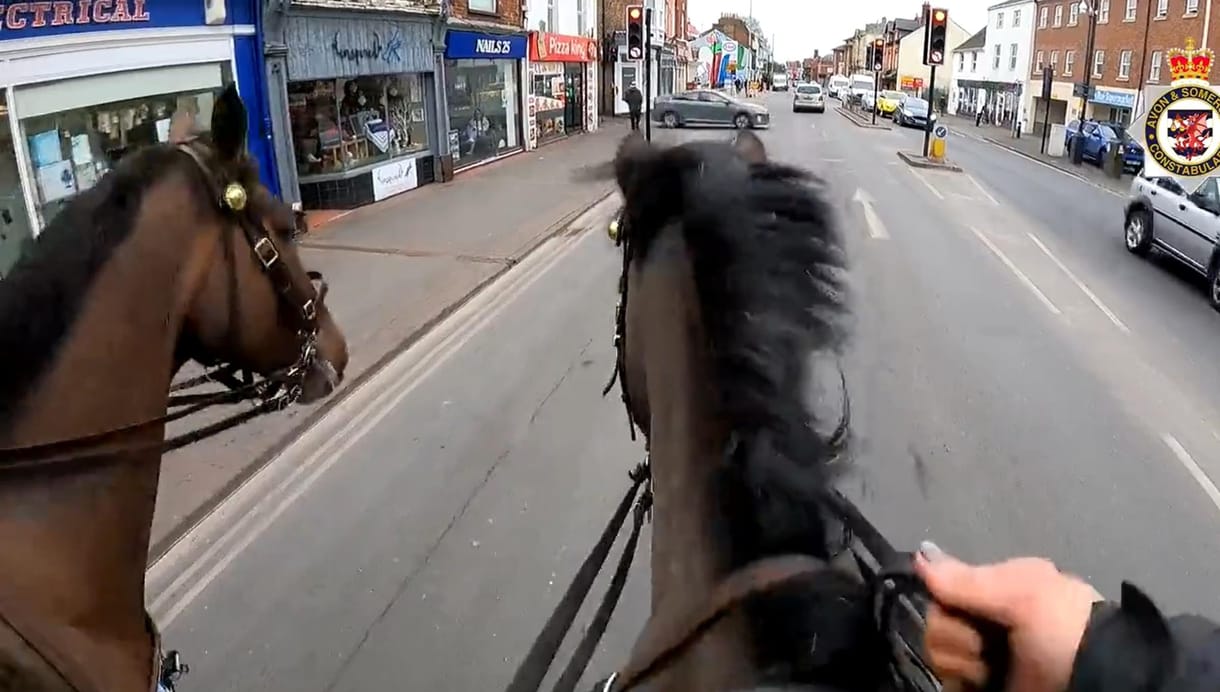 Lóháton vettek üldözőbe egy szabálytalankodó autóst a brit rendőrök – videó