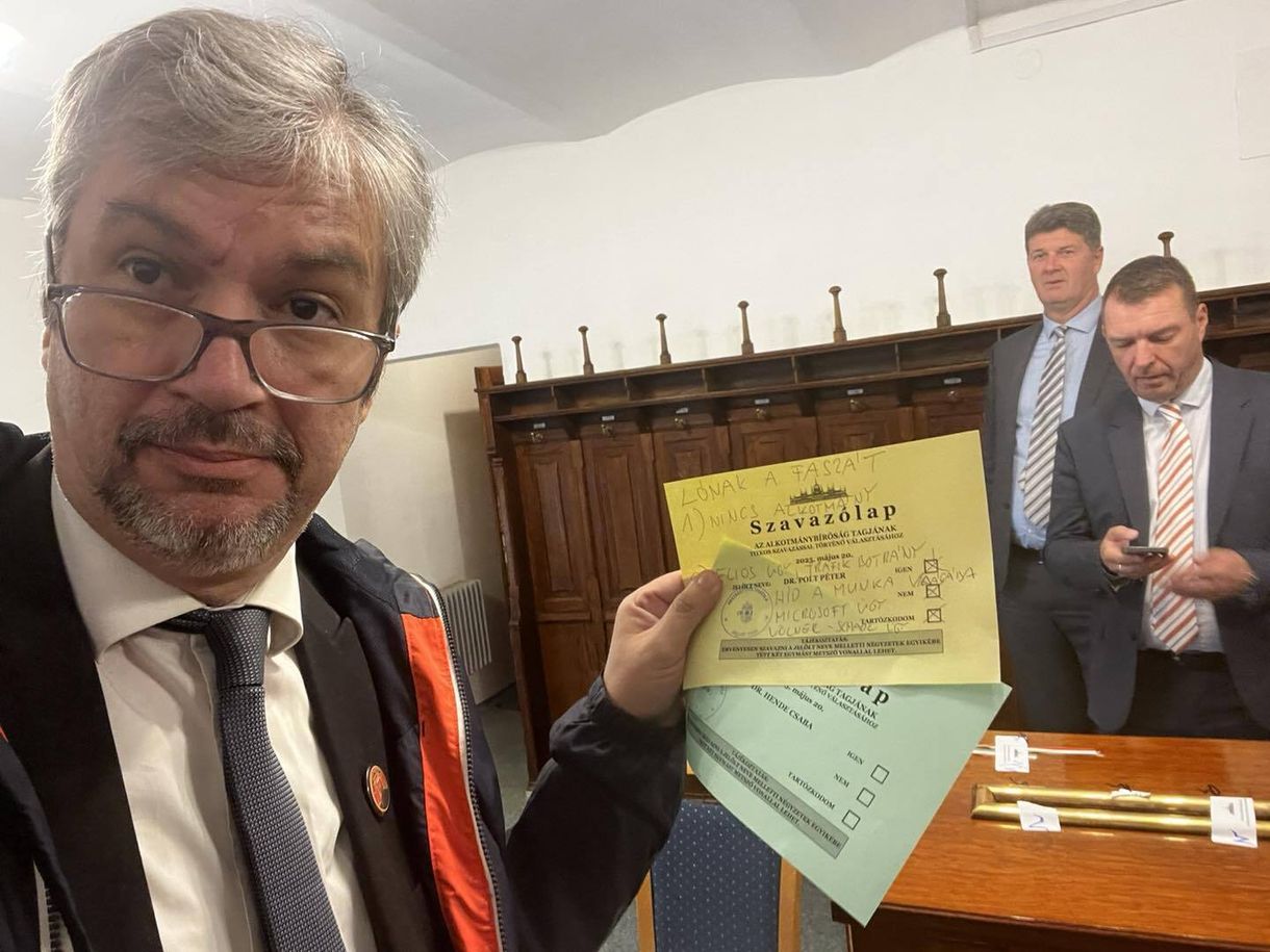 „Lónak a f*szát” – írta Hadházy Ákos az alkotmánybíró-választás szavazólapjára