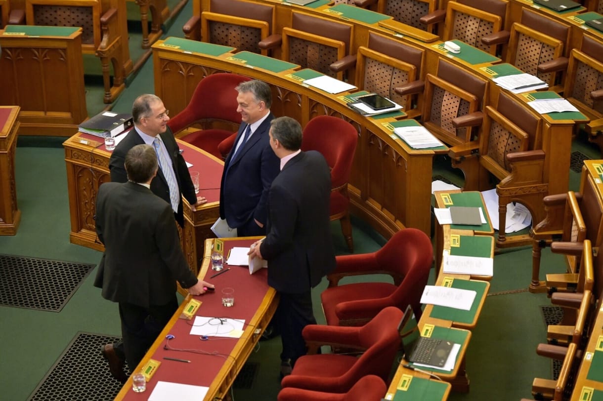 Csúszik a civiltörvény parlamenti végjátéka