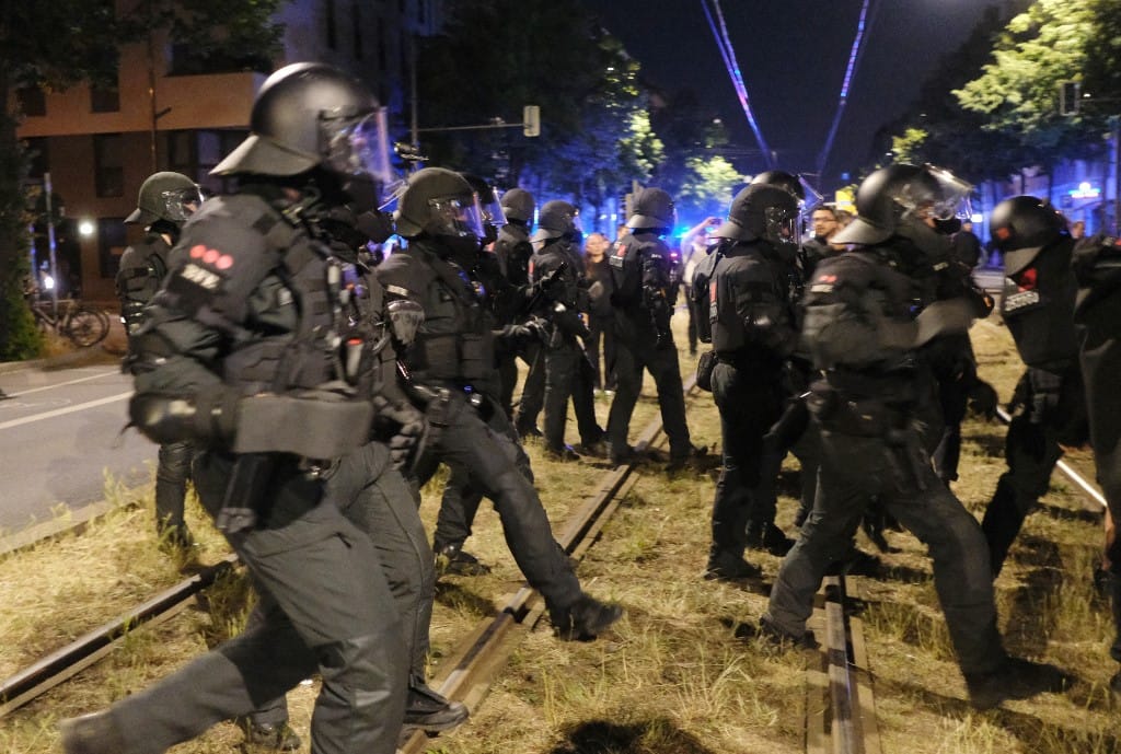 Rendőrökkel csaptak össze szélsőbaloldali, lipcsei tüntetők egy neonácikra támadó nő elítélése miatt