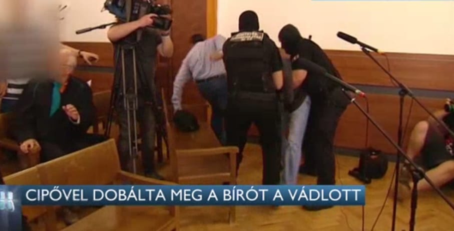 Cipőt dobott a 