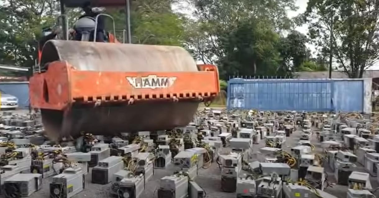 Videó: Úthengerrel zúzták össze Malajziában az illegális kriptobányász számítógépeket