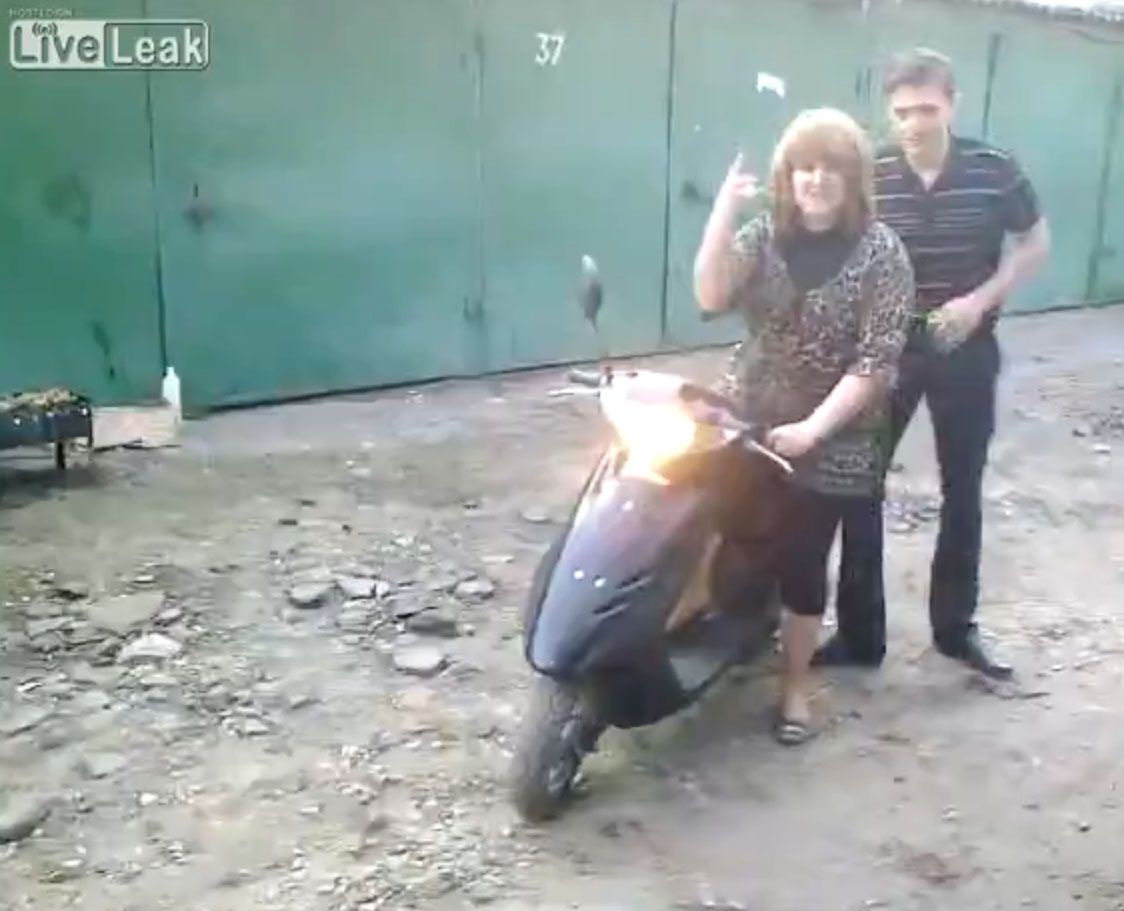 Nagy gázt adott, falnak csapódott a rutintalan robogós - videó