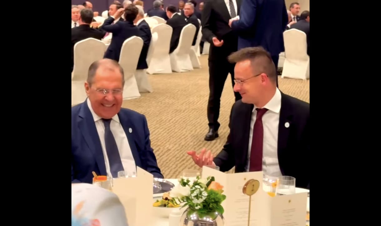 Donald Tusk szerint vállalhatatlan, hogy Szijjártóék az orosz külügyminiszterrel trécseltek Navalnij temetésének napján