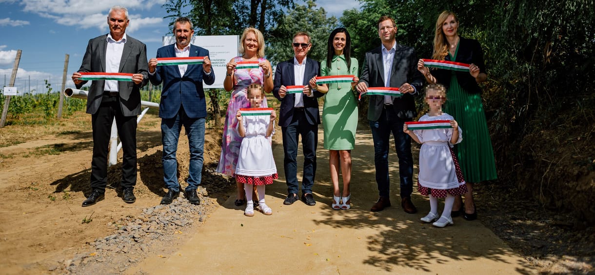 620 millióért újították fel a tarcali és tokaji dűlőutat, az egyiket heten adták át, két kisgyerek kíséretében