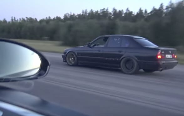 Mindig van valami kéjes abban, amikor egy Bugatti Veyront lenyomnak
