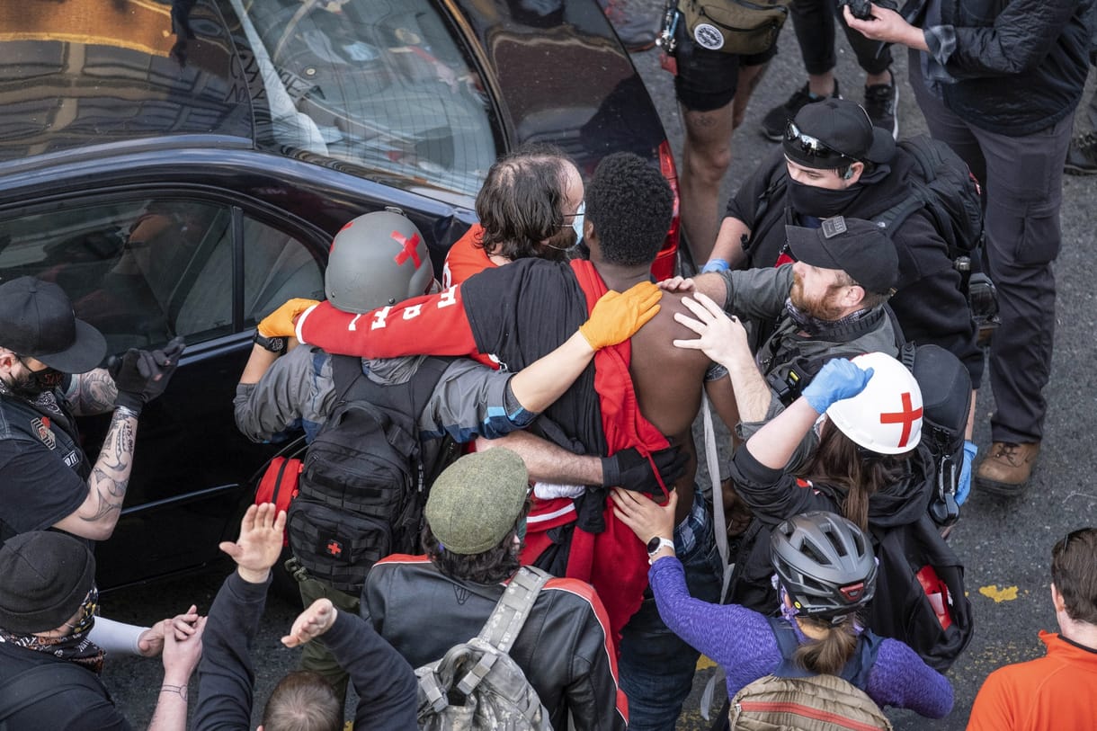A tüntetők közé hajtott és tüzet nyitott egy férfi Seattle-ben