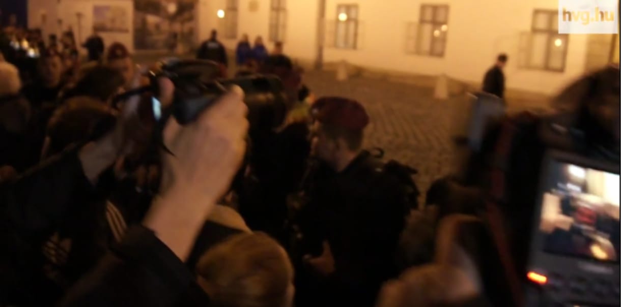 Videó a Sándor Palota előtti dulakodásról