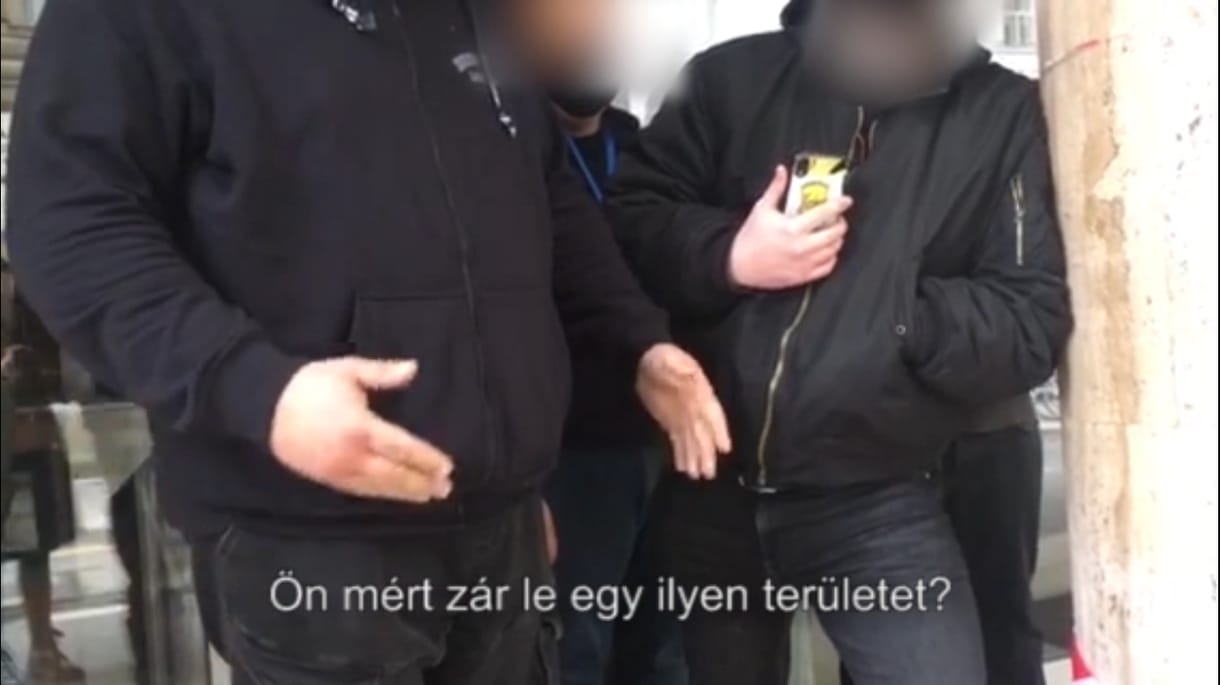 Fekete ruhás biztonságiak jelentek meg az SZFE-n, hogy megakadályozzák a szalagozást