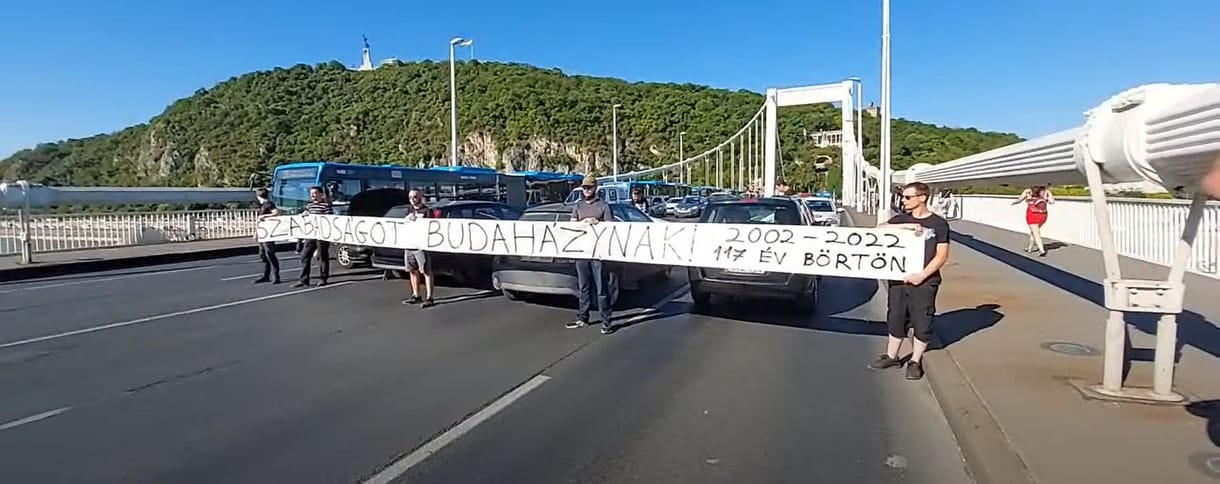 Lezárták az Erzsébet hidat a Budaházy szabadságáért tüntetők