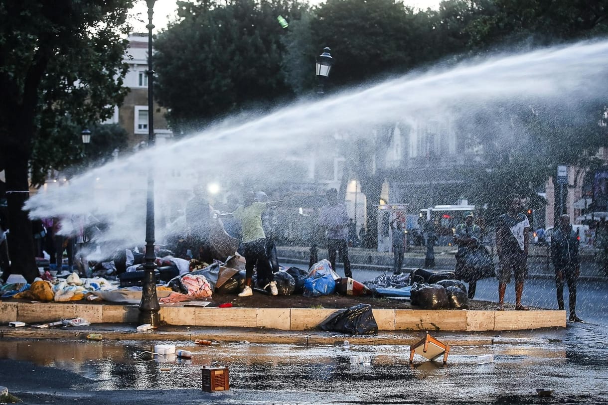 Vízágyúkkal kergették ki a migránsokat egy központi parkból Rómában (videók)