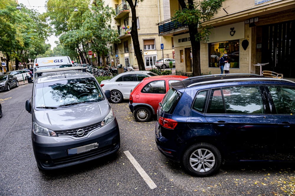 Világgazdaság: Ötmillió beoltott után lesz vége az ingyenes parkolásnak