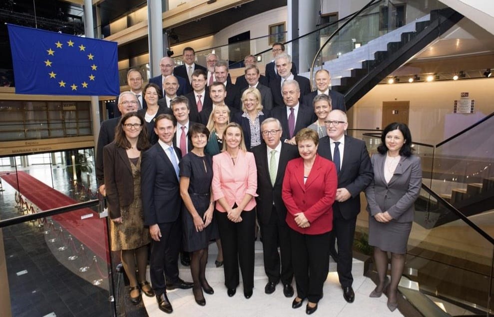 Navracsics szélre szorult az EU-bizottság első csoportképén – fotó