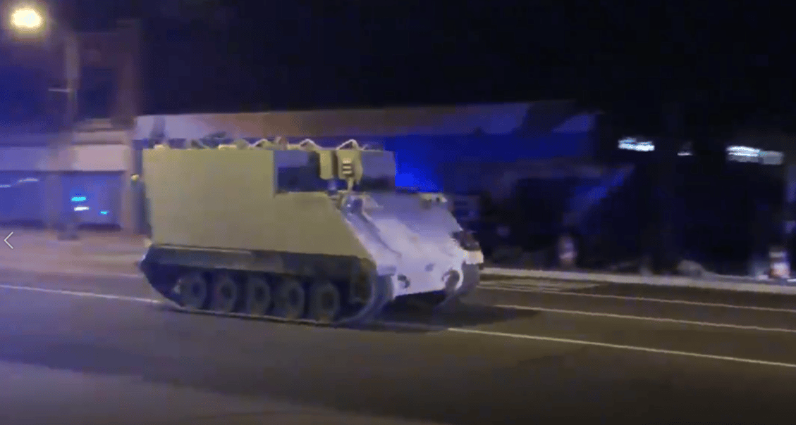 Videón egy elkötött páncélozott csapatszállító üldözése