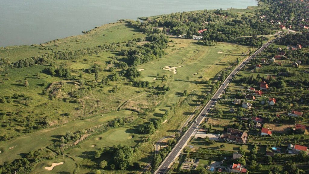Lakóparknak alkalmas területként hirdetik a vevőknek a vízparti golfpályát Balatongyörökön