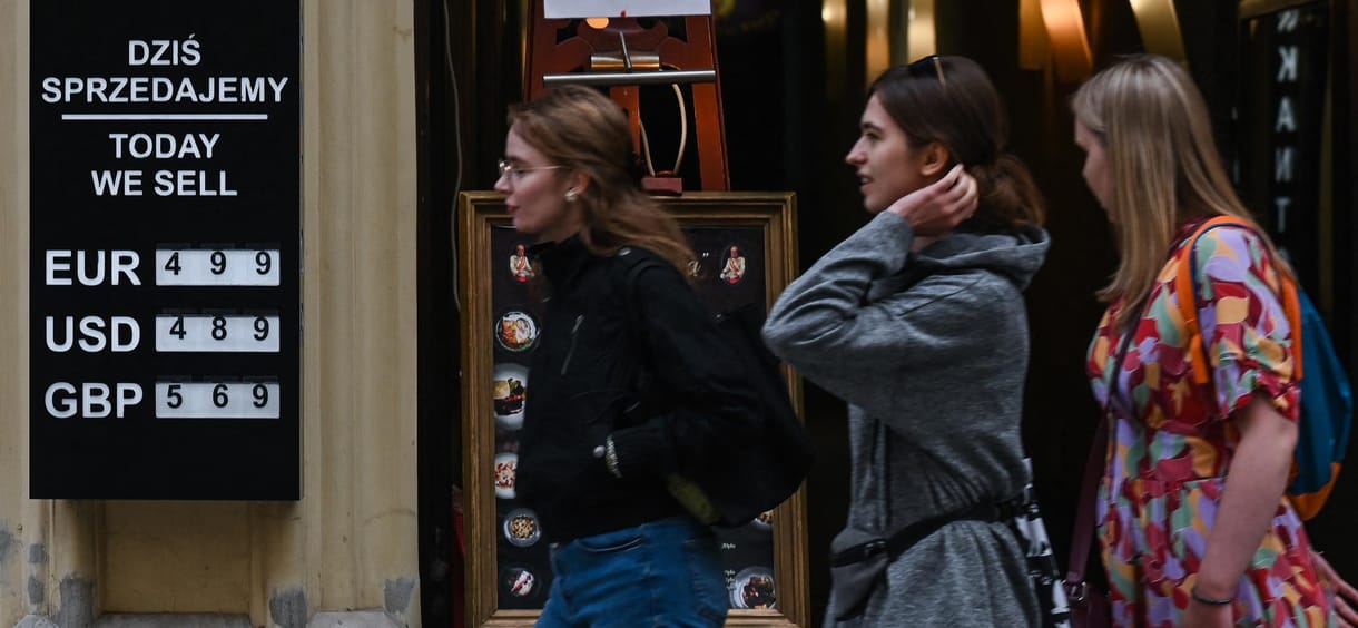 Financial Times-elemzés: Vágtató infláció mellett egyre többet követelnek a lengyel dolgozók