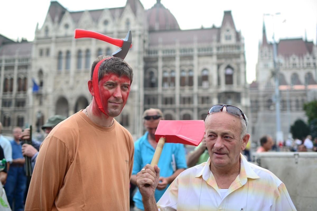 Baltával a fejben a Kossuth téren - tüntetők kérik az örmények bocsánatát