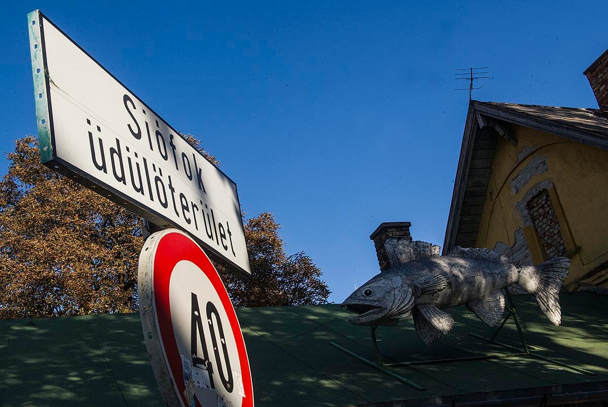 Elbúcsúzhat a pucér táncosnőktől Siófokon, a város rendbe tenné a bulinegyedét