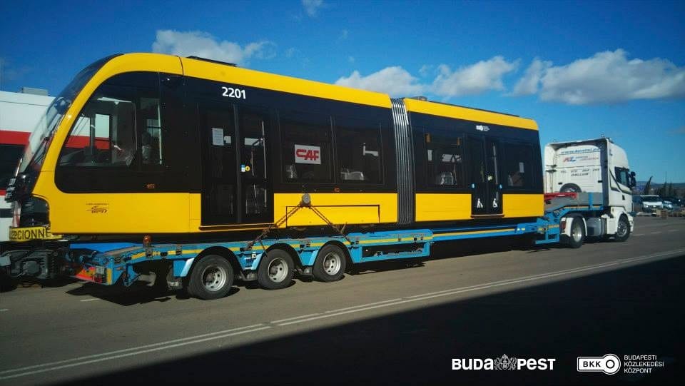 Úton van Budapest felé az első új CAF-villamos – fotók