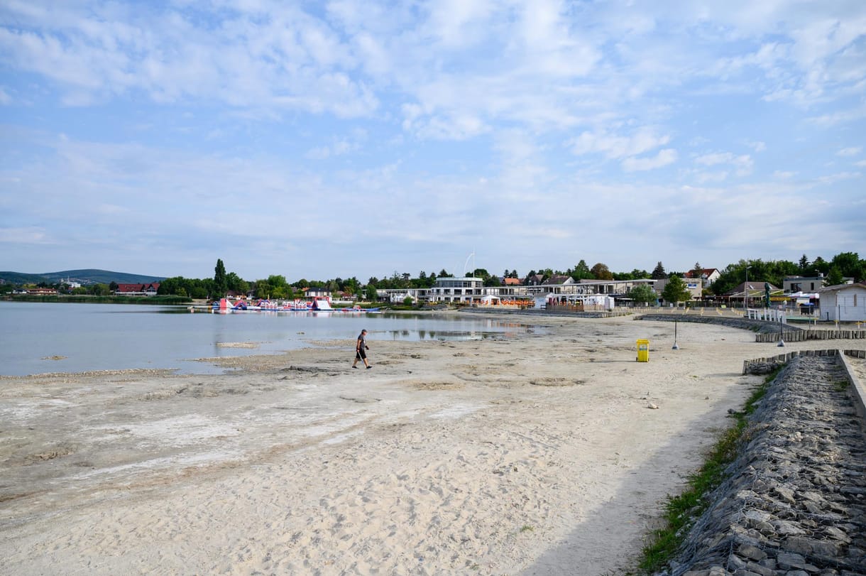 Széklet-szennyezés miatt kellett bezárni a Velencei-tavi strandot, így is volt, aki fürdött benne